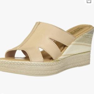 NIB Bella Vita nude platform wedge 🐠. Sz 8
